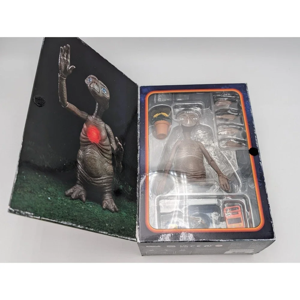 NECA‎ ultimate E.T. deluxe 40th anniversary light up LED chest